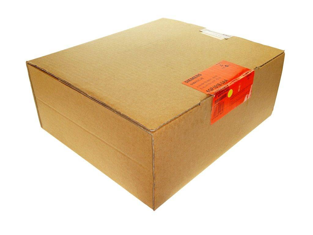 Eine versiegelte Kartonschachtel mit einem roten Etikett mit der Aufschrift „zerbrechlich