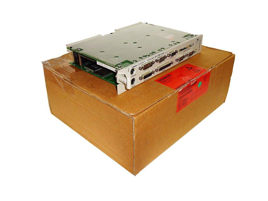 Eine Leiterplatte sitzt auf einem versiegelten Karton, mit mehreren Anschlüssen und Verbindungselementen, was auf einen Versand oder die Lieferung elektronischer Geräte hindeutet.