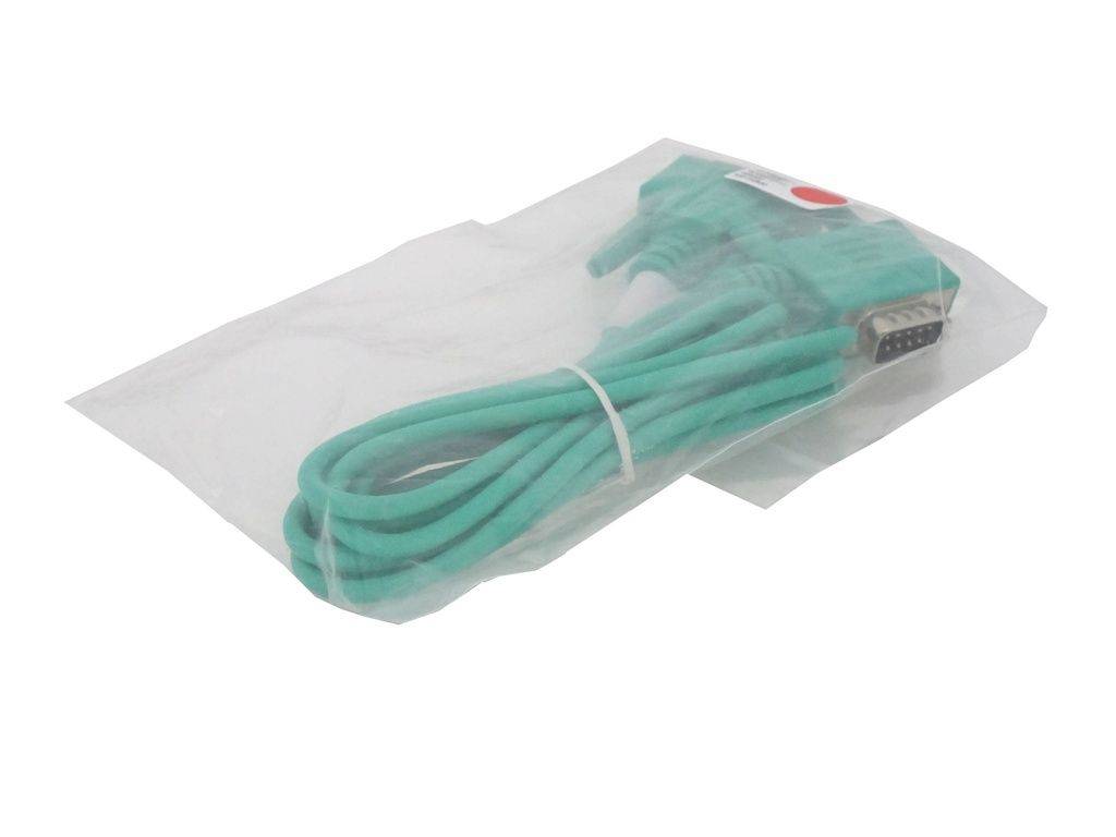 Ein aufgewickeltes grünes Serienkabel mit einem Stecker, das in einer transparenten Plastiktüte verpackt ist.