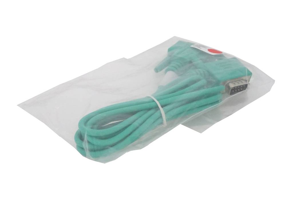 Grünes, umwickeltes Kabel mit Steckverbindern in einem durchsichtigen Plastikbeutel auf weißem Hintergrund.