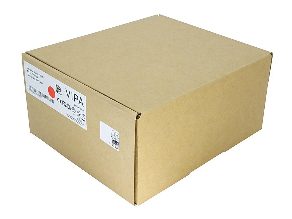 Geschlossener Versandkarton aus Pappe mit einem Etikett und Barcode an der Seite.