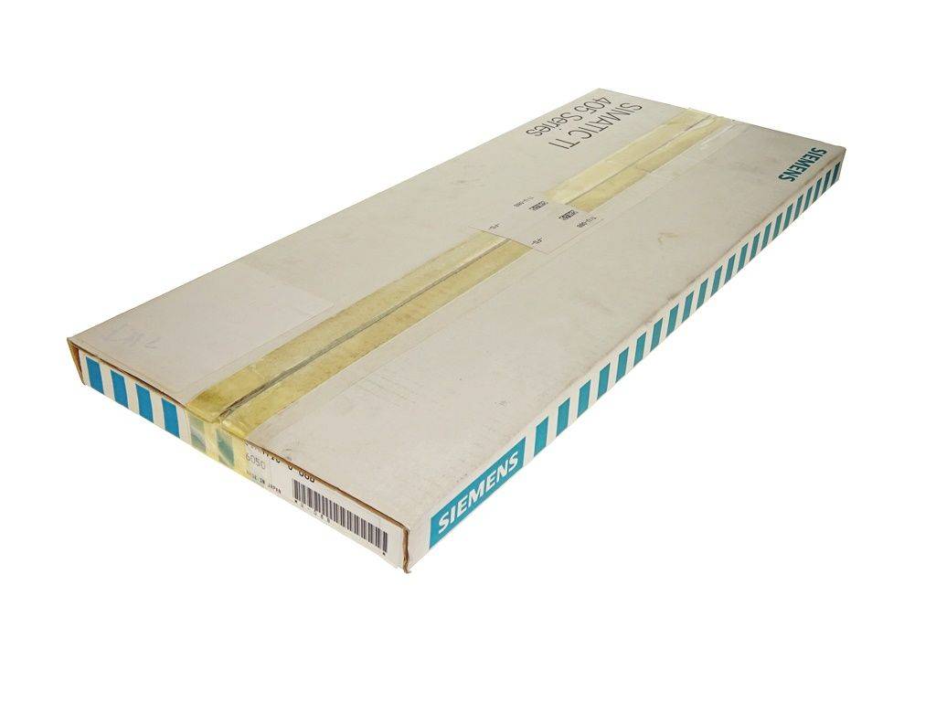 Ein langes, rechteckiges Produktpaket der Marke Siemens mit gelbem Klebeband, das wahrscheinlich elektronische Ausrüstung oder Komponenten enthält.