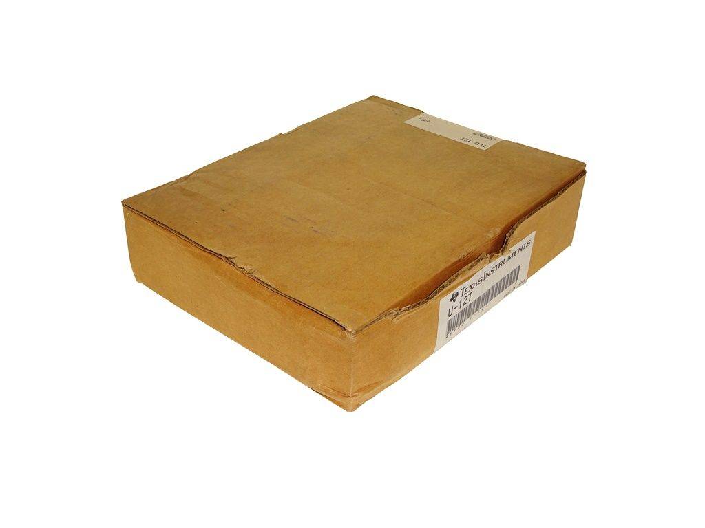 Eine geschlossene braune Pappschachtel mit einem Versandetikett oben drauf, die ein Produkt von Texas Instruments enthält.