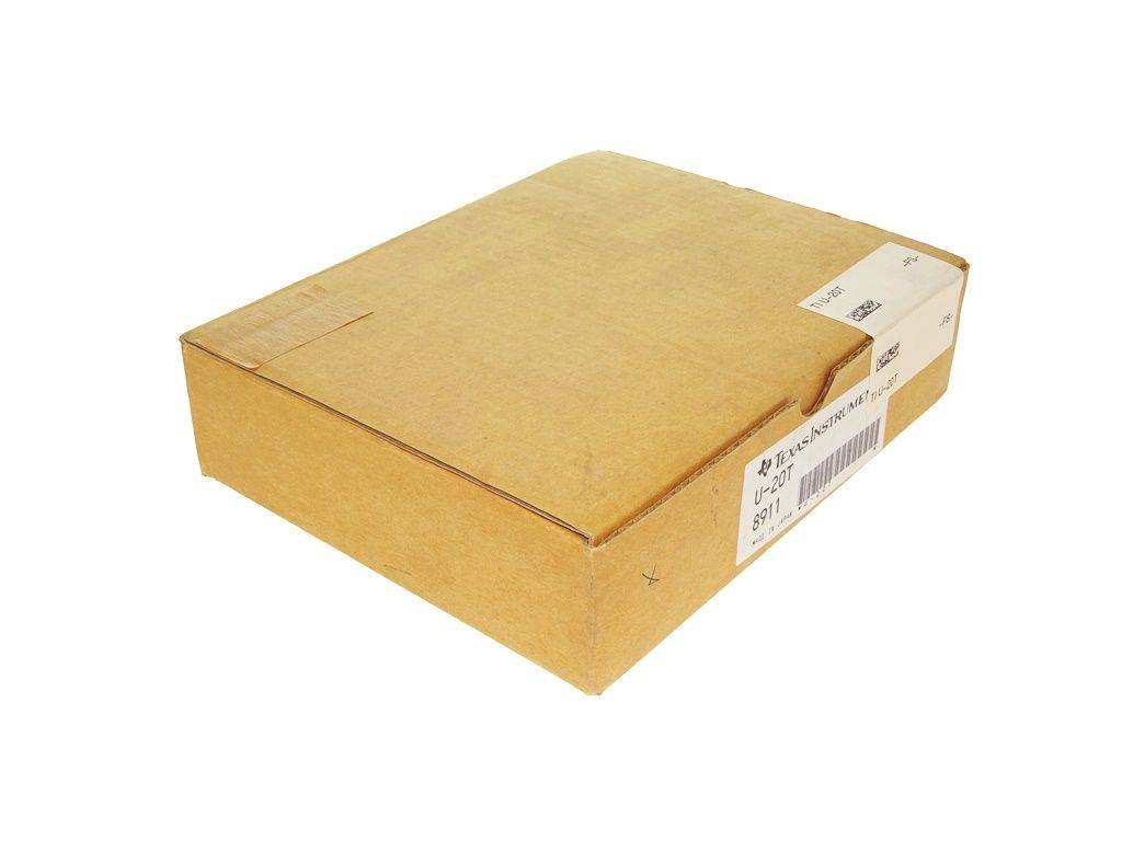 Eine geschlossene braune Pappe mit einem Industrieetikett, das Text mit „Texas