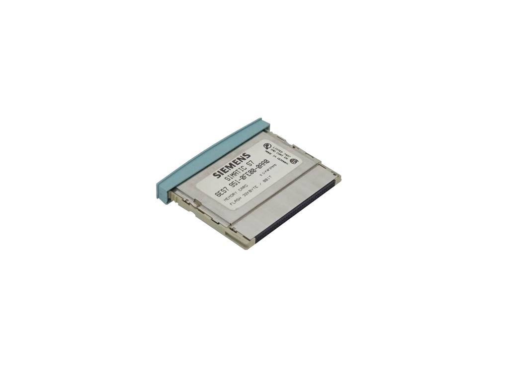 Nahaufnahme eines industriellen Elektronikmoduls oder einer Speicherkarte von Siemens mit beschrifteten Metallgehäuse auf weißem Hintergrund.