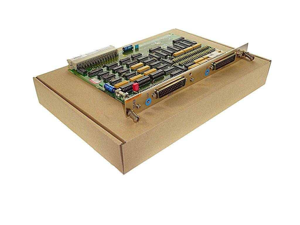 Eine Leiterplatte mit verschiedenen elektronischen Komponenten auf einer Pappe, mit Steckverbindern an den Seiten, möglicherweise für Computerhardware.