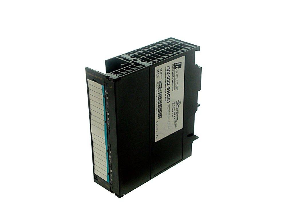 Ein einzelnes schwarzes elektronisches Modul mit einem Etikett, das gedruckte Informationen zeigt, wahrscheinlich ein Industriekomponent für Steuerungs- oder Automatisierungssysteme.