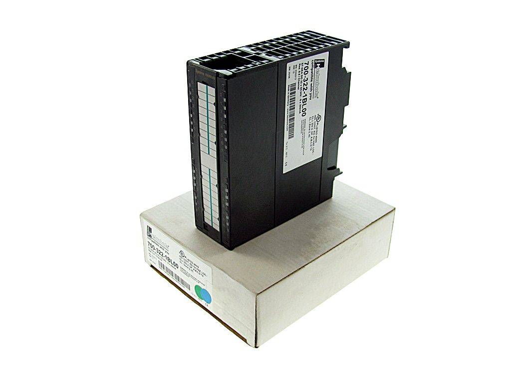 Rechteckiges elektronisches Modul mit mehreren Anschlüssen oben, beschriftet mit 
