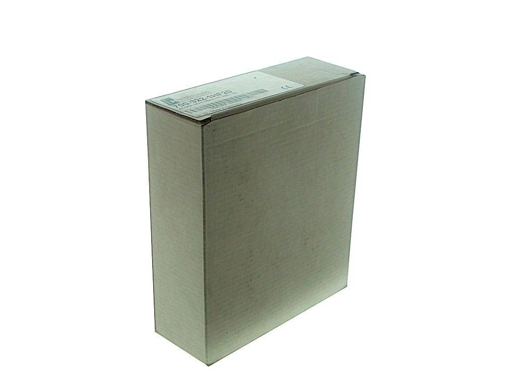 Eine Nahaufnahme einer verschlossenen Pappschachtel, leicht geneigt, mit einem sichtbaren Etikett auf einer Seite, unter heller Beleuchtung.