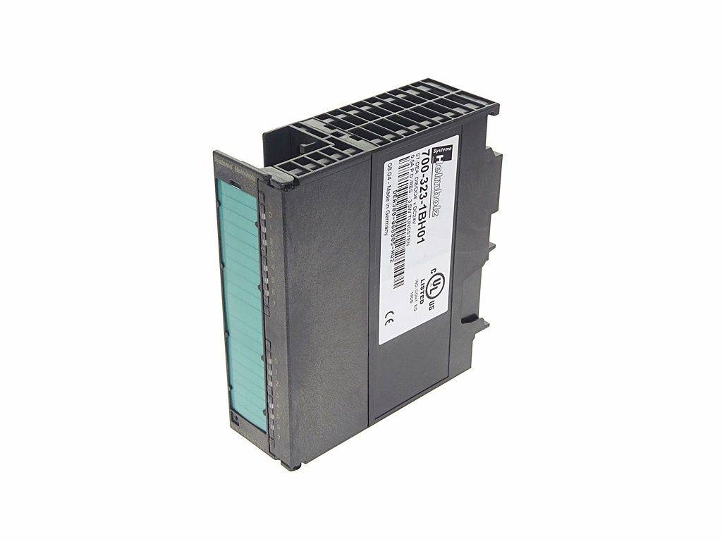 Ein schwarzes und grünes industrielles elektronisches Modul mit einem Produktetikett. Es ist rechteckig und verfügt über mehrere Verbindungsstifte oben.