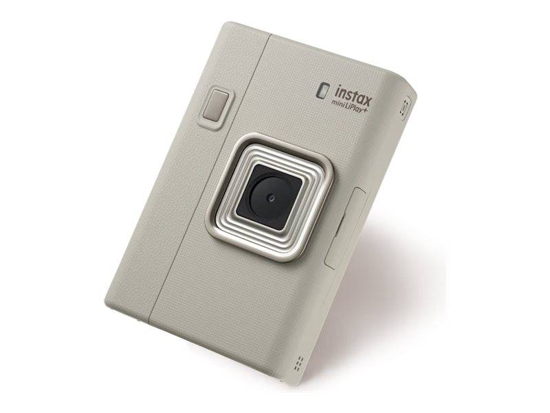 Eine beige Fujifilm Instax mini LiPlay-Kamera in einer Schrägansicht, die das Objektiv und das kompakte Design hervorhebt. Das Logo ist oben rechts sichtbar.