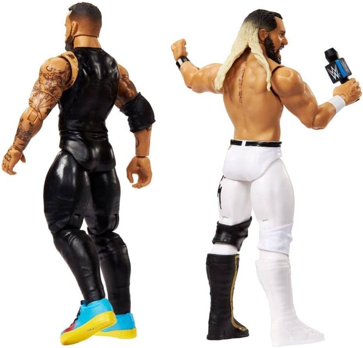 Zwei Actionfiguren stehen sich gegenüber. Eine trägt einen schwarzen Anzug, die andere ist in Weiß gekleidet mit langen Haaren und hält ein Mikrofon mit WWE-Logo.