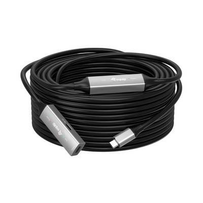 Ein aufgerolltes schwarzes USB-C-Kabel mit Metallsteckern, mit der Marke „deleyCON