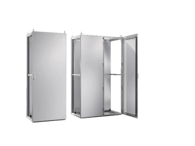 Zwei offene Serverracks ohne Ausrüstung, die das Innendesign mit verstellbaren Regalen und Belüftungsschlitzen zeigen.