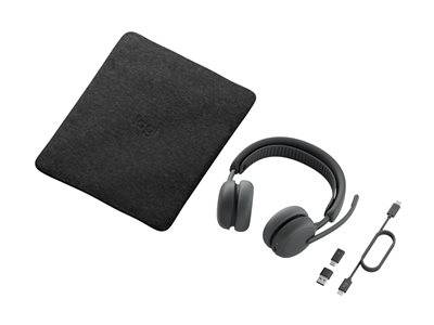 Ein schwarzes kabelloses Headset mit gepolstertem Kopfbügel, zwei USB-Anschlüssen, einem Ladekabel und einer schwarzen Tragetasche wird gezeigt.