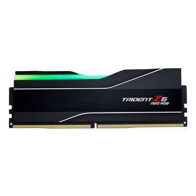 Ein einzelnes Trident Z5 Neo RGB RAM-Modul mit schwarzem Kühlkörper und RGB-Beleuchtungsstreifen entlang der oberen Kante. Der Name des Moduls ist sichtbar.
