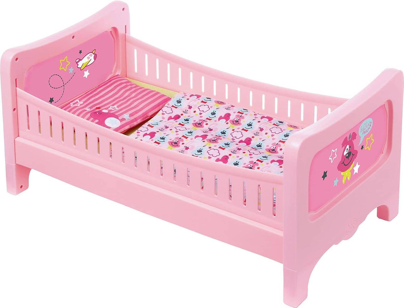 Rosa Kleinkindbett mit Seitenschutzgittern, dekoriert mit Cartoon-Raketen- und Raumschiff-Designs, bunte Bettwäsche mit Blumen- und Charaktermustern.