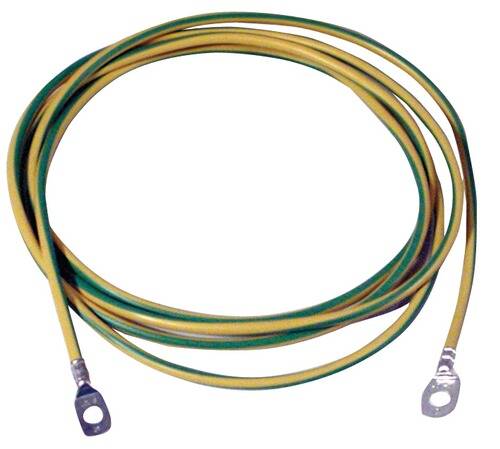 Ein aufgerolltes gelb-grünes elektrisches Erdungskabel mit Ringösen an jedem Ende, geeignet zum Anschluss an Ausrüstungen oder Strukturen.