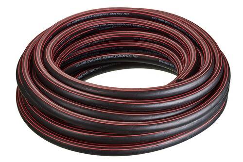 Ein aufgerollter schwarzer Gummischlauch mit roten Streifen und weißem bedrucktem Text „RUBBERFLEX-MADE IN EU