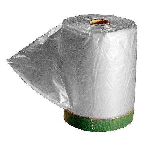 Eine teilweise abgerollte Rolle transparenter Plastiktüten mit einem grün-gelben Kern, typischerweise für Verpackungs- oder Lagerzwecke verwendet.