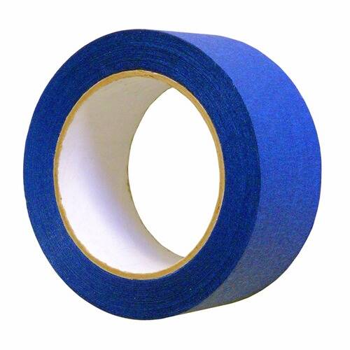 Eine Rolle blaues Maler-Kreppband mit weißem Kern, vor weißem Hintergrund dargestellt.