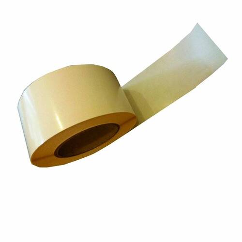 Eine Rolle beige Klebeband, teilweise abgewickelt, wobei die klebrige Seite sichtbar ist.