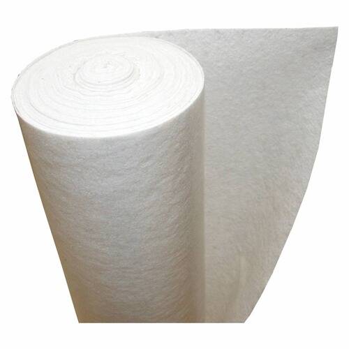 Eine Rolle aus weißem Polyester-Vliesstoffe-Filterstoff, leicht abgerollt, zeigt Dicke und Textur.