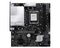 MSI-Hauptplatine von vorne gezeigt, mit CPU-Sockel, großen silbernen Kühlkörpern, PCIe-Slot und sichtbaren Speichersteckplätzen.