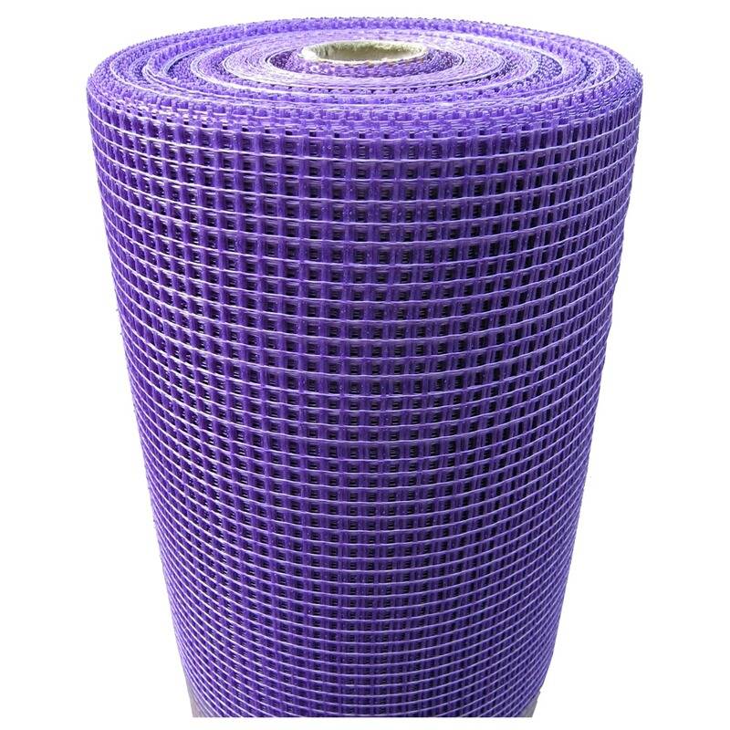 Eine Rolle aus violettem Maschengewebe, aufrecht stehend, mit einem Gittermuster.