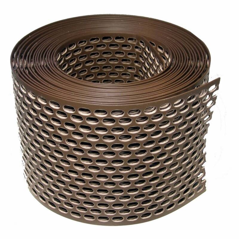 Eine Rolle braunes Kunststoffzaunmaterial mit ovalen Löchern, entwickelt für die Verwendung im Freien in Gartenbereichen.