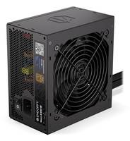 Schwarzes Computer-Netzteil mit großem Lüftergitter und angeschlossenem Stromkabel, dargestellt auf weißem Hintergrund.