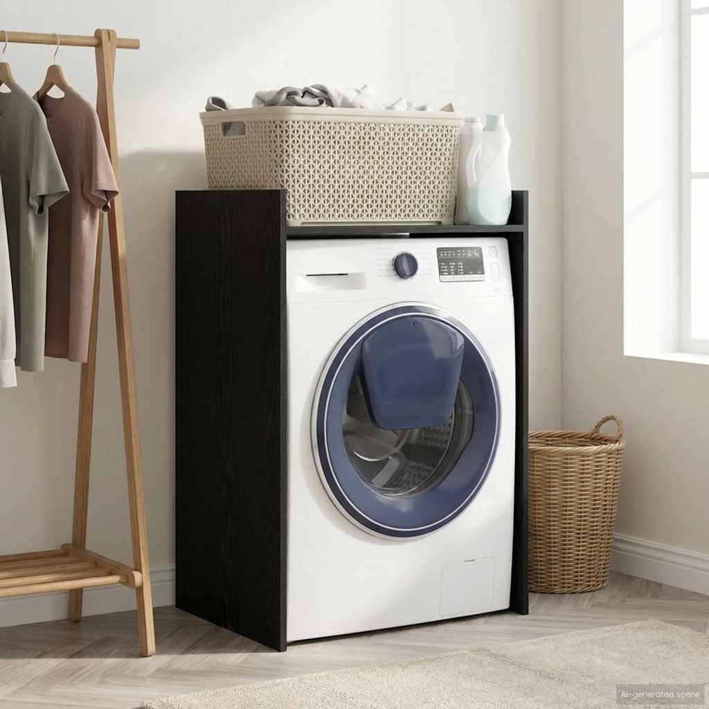 Ein Waschraum mit einer modernen weißen Waschmaschine, einem Wäschekorb oben drauf, Kleidung, die auf einem Gestell links hängt, und einem Weidenkorb in der Nähe.