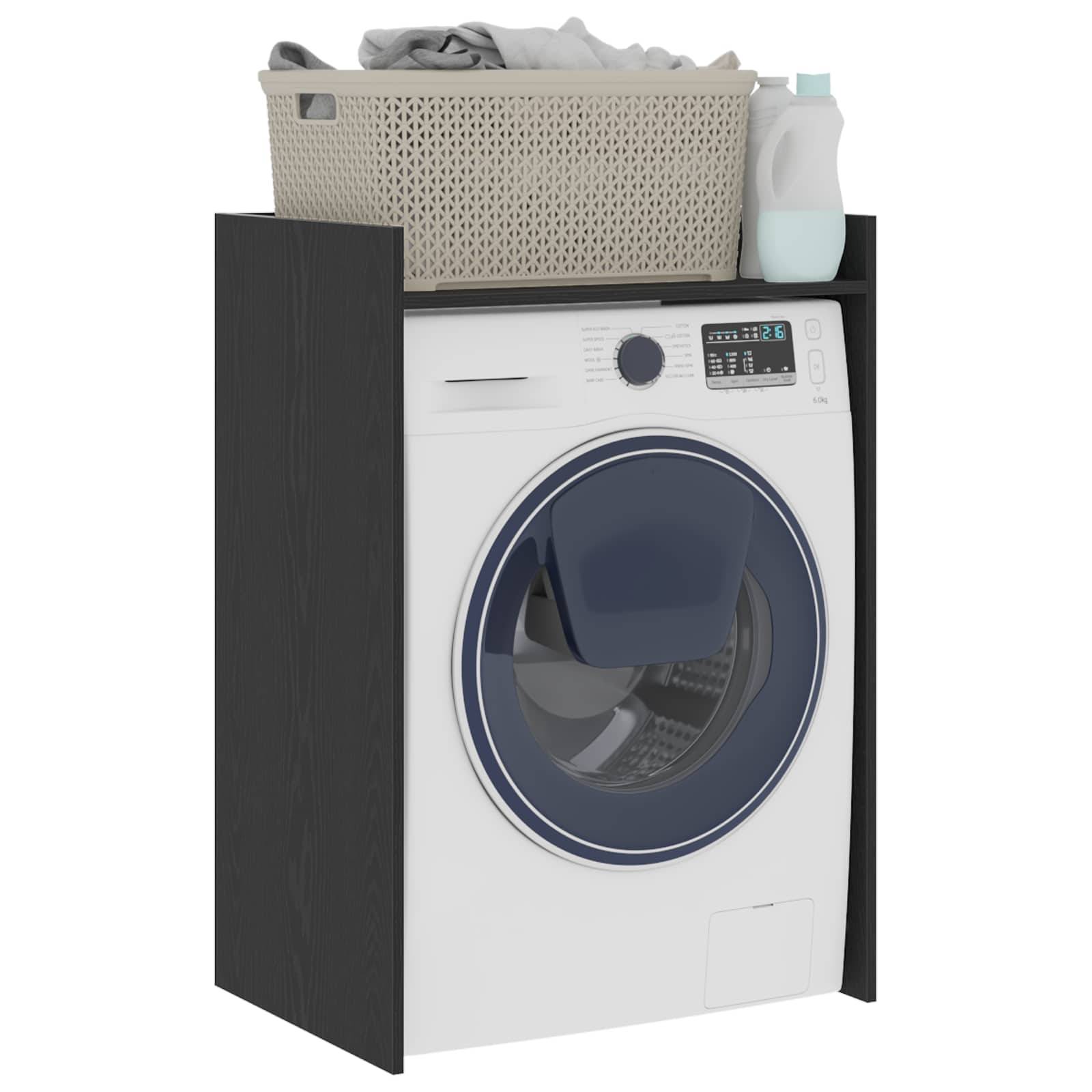 Frontlader-Waschmaschine mit Wäschekorb und Waschmittel oben, in einen dunklen Schrankrahmen eingebaut.