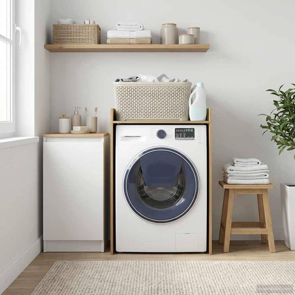 Ein modernes Waschzimmer mit einer Frontlader-Waschmaschine, einem Wäschekorb oben darauf, Holzregalen mit Gläsern und einem Fenster.