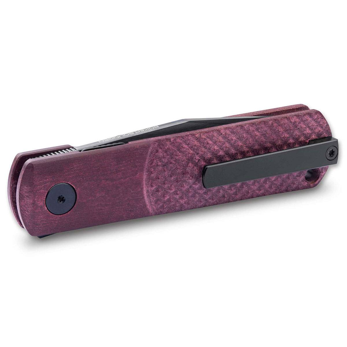 Ein zusammengeklapptes Taschenmesser mit violettem Griff und schwarzem Clip, mit einer strukturierten Oberfläche für besseren Halt.