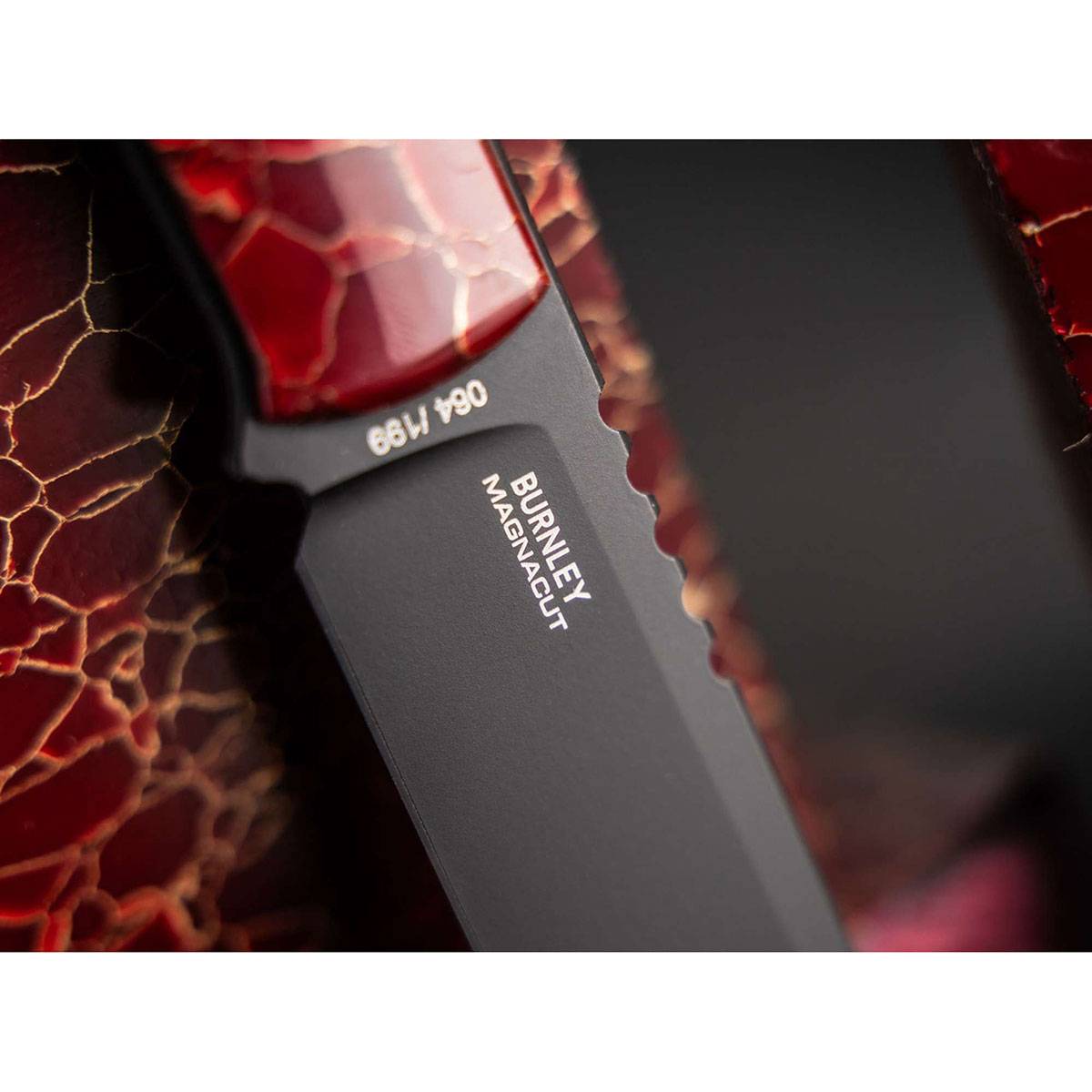 Nahaufnahme einer Messerkklinge mit der Gravur „BURNLEY MAGNACUT