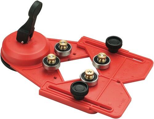 Eine rote Kreis-Schneideschablone mit verstellbaren Metallrollen und einem schwarzen Griff auf dreieckiger Basis, verwendet für präzise Schneidaufgaben.