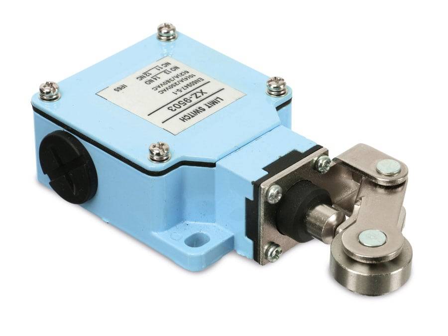 Ein blauer industrieller Endschalter mit einem Metallhebel und mehreren Befestigungsbolzen, der zur Steuerung oder Erfassung von Maschinenbewegungen verwendet wird.