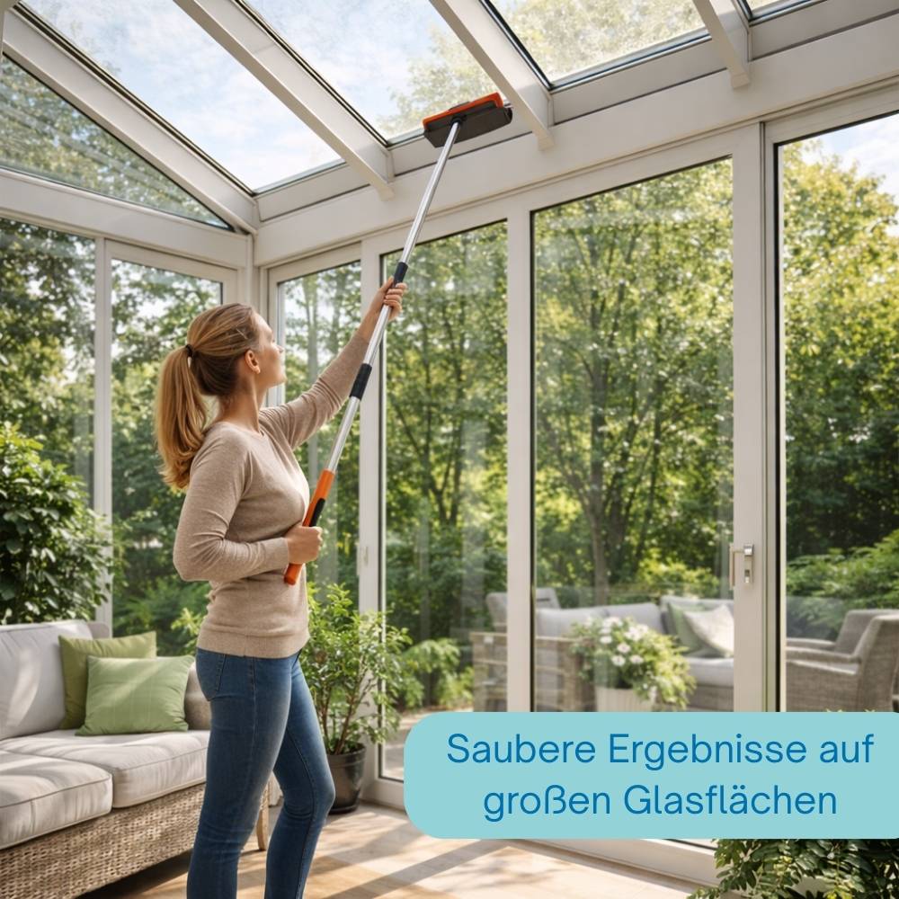 Eine Frau reinigt große Glasfenster mit einem ausziehbaren Werkzeug in einem sonnigen Wintergarten. Der Text lautet: „Saubere Ergebnisse auf großen Glasflächen