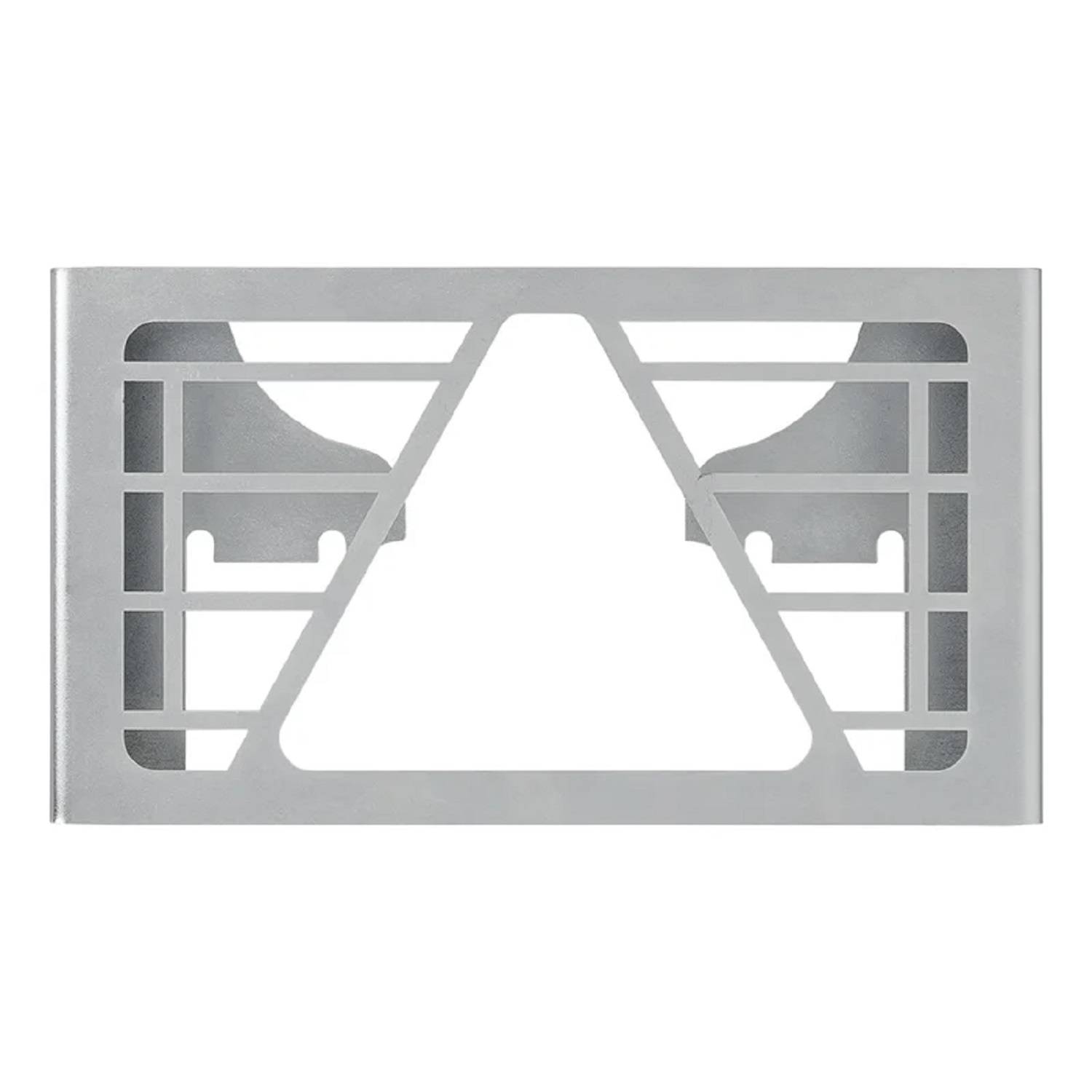 Ein silbernes Metallgehäuse oder Rahmen mit geometrischem Ausschnittdesign, das symmetrische Formen und eine dreieckige zentrale Öffnung aufweist.