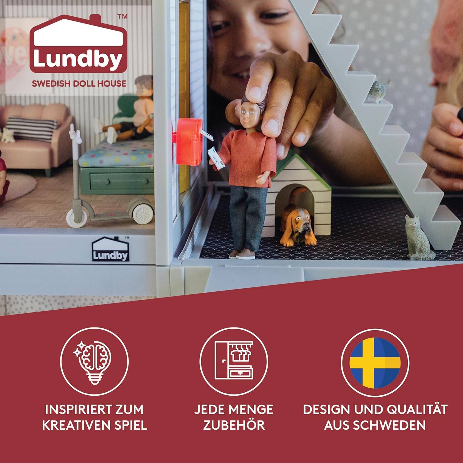 Ein Kind spielt mit einem Miniatur-Puppenhaus und räumt Möbel und Figuren in einem detaillierten Modell eines zweistöckigen Hausinneren um.