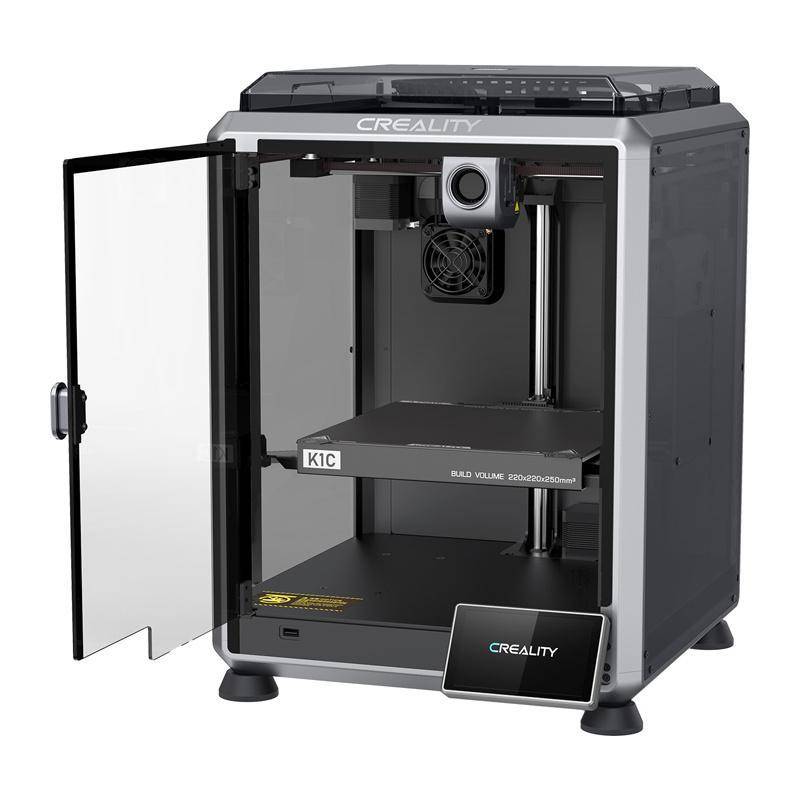 Ein 3D-Drucker mit offener Tür, der die innere Bauplattform und die Düse zeigt. Er ist mit „Creality