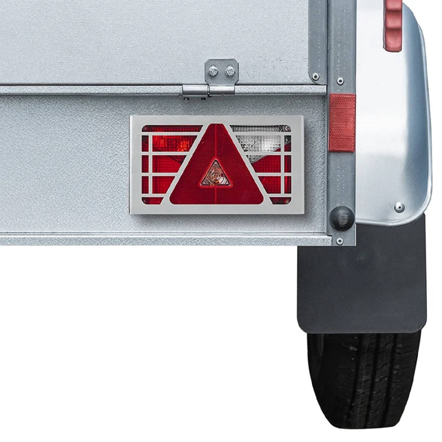 Hintere Ansicht eines grauen Anhängers mit einem roten dreieckigen Reflektor und einem rechteckigen Licht. Das rechte Rad und die Metallkanten sind sichtbar.