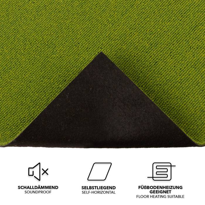 Eine Ecke eines grünen Stoffes mit schwarzer Rückseite wird gezeigt. Darunter befinden sich drei Symbole: schalldämmend, selbstnivellierend und fußbodenheizungsgeeignet.