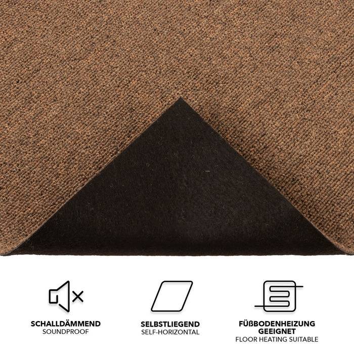 Eine Falte aus braunem Teppich, die die schwarze Unterseite zeigt. Die Symbole darunter zeigen an, dass der Teppich schalldicht, selbstnivellierend und für Fußbodenheizung geeignet ist.