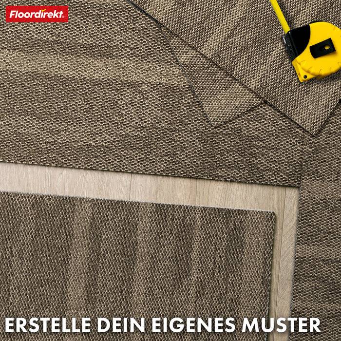 Ein Teppichmuster in Beige mit einem Messbend daneben, das Details seiner Textur zeigt. Der Text auf Deutsch lautet „ERSTELLE DEIN EIGENES MUSTER.