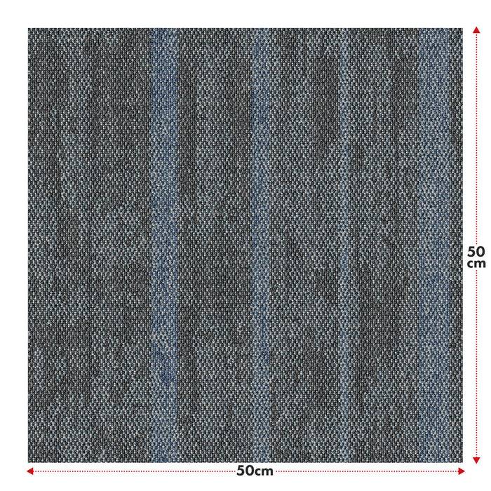 Textilmuster zeigt ein 50 cm x 50 cm großes quadratisches Stoffstück mit einem dunkelgrauen Muster, das subtile vertikale blaue Streifen aufweist.