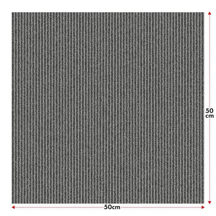 Ein quadratischer grauer strukturierter Teppichfliese, dargestellt mit Abmessungen von 50 cm x 50 cm, mit vertikalem Streifenmuster-Detail.