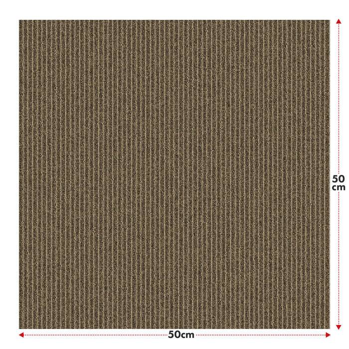 Eine quadratisch gemusterte braune Fliese, 50 cm × 50 cm, dargestellt mit roten Pfeilen und Maßangaben zur Angabe der Abmessungen.