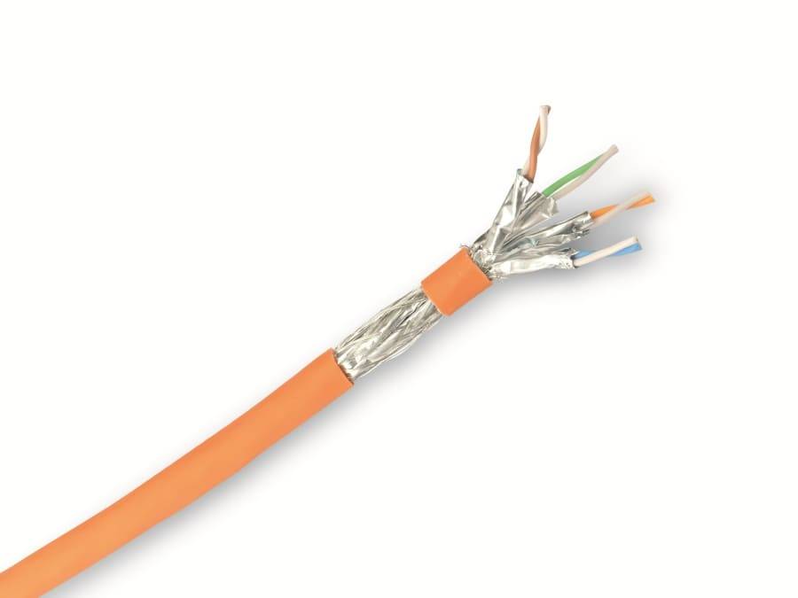 Ein orangefarbenes, abgeschirmtes Ethernet-Kabel mit freiliegenden verdrillten Drahtpaaren in verschiedenen Farben: orange, grün, blau und braun.